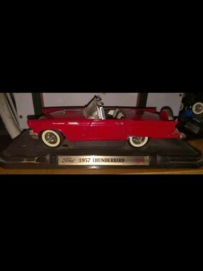 Road Signature Leather Series 1:18 Scale 1957 Ford Thunderbird with Original Box